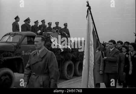 Warszawa, 1947-03-29. Okêcie, lotnisko. Sprowadzenie cia³a genera³a Karola Œwierczewskiego. Œwierczewski urodzi³ siê 22 lutego 1897 r. w Warszawie. OD 1918 r. by³ w Armii Czerwonej, cz³onek Wszechzwi¹zkowej Komunistycznej Partii (bolszewików) [WKP(b)]. W latach 1936–38 walczy³ w hiszpañskiej wojnie domowej. OD 1944 r. w Armii Polskiej w ZSRR, w latach 1944–45 dowódca 2 Armii Wojska Polskiego. OD 1944 r. cz³onek Komitetu Centralnego Polskiej Partii Robotniczej (PPR). OD 1946 r. wiceminister obrony narodowej. Wspó³odpowiedzialny za represje wobec ¿o³nierzy Armii Krajowej (AK). Zgin¹³ 28 Marca 19 Stockfoto