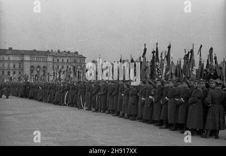 Warszawa, 1947-04-01. Pogrzeb genera³a Karola Œwierczewskiego pseudonim Walter. Œwierczewski urodzi³ siê w 1897 r. OD 1918 r. by³ w Armii Czerwonej, cz³onek Wszechzwi¹zkowej Komunistycznej Partii (bolszewików) [WKP(b)]. W latach 1936–38 walczy³ w hiszpañskiej wojnie domowej. OD 1944 r. w Armii Polskiej w ZSRR, w latach 1944–45 dowódca 2 Armii Wojska Polskiego. OD 1944 r. cz³onek Komitetu Centralnego Polskiej Partii Robotniczej (PPR). OD 1946 r. wiceminister obrony narodowej. Wspó³odpowiedzialny za represje wobec ¿o³nierzy Armii Krajowej (AK). Zgin¹³ w 1947 r. pod Baligrodem w zasadzce zorganis Stockfoto