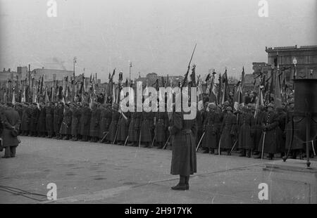 Warszawa, 1947-04-01. Pogrzeb genera³a Karola Œwierczewskiego pseudonim Walter. Œwierczewski urodzi³ siê w 1897 r. OD 1918 r. by³ w Armii Czerwonej, cz³onek Wszechzwi¹zkowej Komunistycznej Partii (bolszewików) [WKP(b)]. W latach 1936–38 walczy³ w hiszpañskiej wojnie domowej. OD 1944 r. w Armii Polskiej w ZSRR, w latach 1944–45 dowódca 2 Armii Wojska Polskiego. OD 1944 r. cz³onek Komitetu Centralnego Polskiej Partii Robotniczej (PPR). OD 1946 r. wiceminister obrony narodowej. Wspó³odpowiedzialny za represje wobec ¿o³nierzy Armii Krajowej (AK). Zgin¹³ w 1947 r. pod Baligrodem w zasadzce zorganis Stockfoto