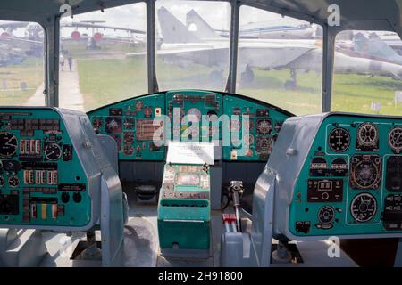 Ukraine, Kyiv - June 12, 2021: The cockpit of the old Tu plane. Control dashboard, steering wheel and pilot's seat. The plane is inside. Aircraft equipment Stockfoto