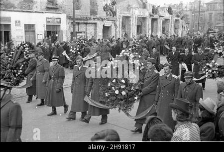 Warszawa, 1947-04-01. Pogrzeb genera³a Karola Œwierczewskiego pseudonim Walter. Œwierczewski urodzi³ siê w 1897 r. OD 1918 r. by³ w Armii Czerwonej, cz³onek Wszechzwi¹zkowej Komunistycznej Partii (bolszewików) [WKP(b)]. W latach 1936–38 walczy³ w hiszpañskiej wojnie domowej. OD 1944 r. w Armii Polskiej w ZSRR, w latach 1944–45 dowódca 2 Armii Wojska Polskiego. OD 1944 r. cz³onek Komitetu Centralnego Polskiej Partii Robotniczej (PPR). OD 1946 r. wiceminister obrony narodowej. Wspó³odpowiedzialny za represje wobec ¿o³nierzy Armii Krajowej (AK). Zgin¹³ w 1947 r. pod Baligrodem w zasadzce zorganis Stockfoto