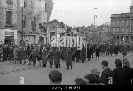 Warszawa, 1947-04-01. Pogrzeb genera³a Karola Œwierczewskiego pseudonim Walter. Œwierczewski urodzi³ siê w 1897 r. OD 1918 r. by³ w Armii Czerwonej, cz³onek Wszechzwi¹zkowej Komunistycznej Partii (bolszewików) [WKP(b)]. W latach 1936–38 walczy³ w hiszpañskiej wojnie domowej. OD 1944 r. w Armii Polskiej w ZSRR, w latach 1944–45 dowódca 2 Armii Wojska Polskiego. OD 1944 r. cz³onek Komitetu Centralnego Polskiej Partii Robotniczej (PPR). OD 1946 r. wiceminister obrony narodowej. Wspó³odpowiedzialny za represje wobec ¿o³nierzy Armii Krajowej (AK). Zgin¹³ w 1947 r. pod Baligrodem w zasadzce zorganis Stockfoto