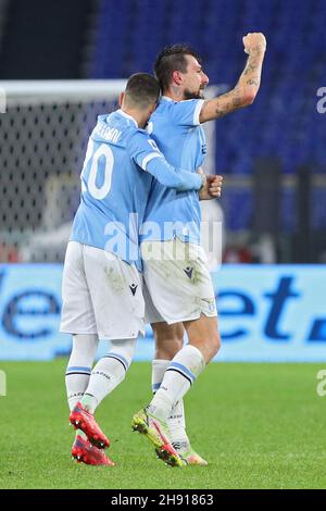 Rom, Italien - 2. Dezember 2021, Francesco Acerbi von Lazio (R) feiert mit Mattia Zaccagni (L) nach einem Tor von 4-3 während der italienischen Meisterschaft Serie A Fußballspiel zwischen SS Lazio und Udinese Calcio am 2. Dezember 2021 im Olimpico-Stadion in Rom, Italien - Foto Federico Proietti / DPPI Stockfoto