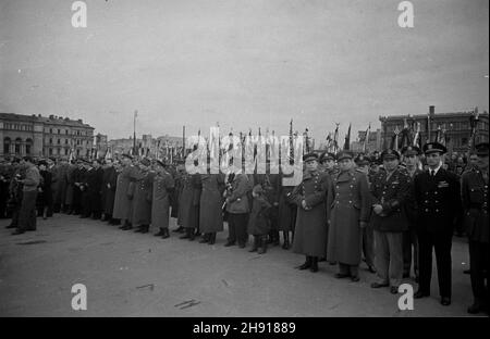 Warszawa, 1947-04-01. Pogrzeb genera³a Karola Œwierczewskiego pseudonim Walter. Œwierczewski urodzi³ siê w 1897 r. OD 1918 r. by³ w Armii Czerwonej, cz³onek Wszechzwi¹zkowej Komunistycznej Partii (bolszewików) [WKP(b)]. W latach 1936–38 walczy³ w hiszpañskiej wojnie domowej. OD 1944 r. w Armii Polskiej w ZSRR, w latach 1944–45 dowódca 2 Armii Wojska Polskiego. OD 1944 r. cz³onek Komitetu Centralnego Polskiej Partii Robotniczej (PPR). OD 1946 r. wiceminister obrony narodowej. Wspó³odpowiedzialny za represje wobec ¿o³nierzy Armii Krajowej (AK). Zgin¹³ w 1947 r. pod Baligrodem w zasadzce zorganis Stockfoto