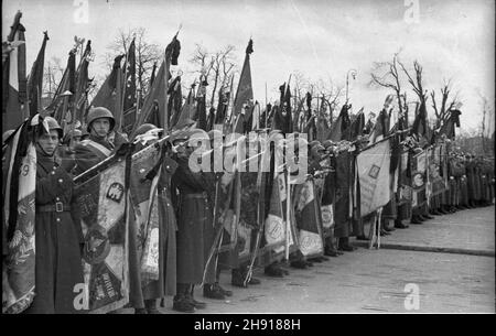 Warszawa, 1947-04-01. Pogrzeb genera³a Karola Œwierczewskiego pseudonim Walter. Œwierczewski urodzi³ siê w 1897 r. OD 1918 r. by³ w Armii Czerwonej, cz³onek Wszechzwi¹zkowej Komunistycznej Partii (bolszewików) [WKP(b)]. W latach 1936–38 walczy³ w hiszpañskiej wojnie domowej. OD 1944 r. w Armii Polskiej w ZSRR, w latach 1944–45 dowódca 2 Armii Wojska Polskiego. OD 1944 r. cz³onek Komitetu Centralnego Polskiej Partii Robotniczej (PPR). OD 1946 r. wiceminister obrony narodowej. Wspó³odpowiedzialny za represje wobec ¿o³nierzy Armii Krajowej (AK). Zgin¹³ w 1947 r. pod Baligrodem w zasadzce zorganis Stockfoto