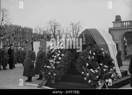 Warszawa, 1947-04-01. Pogrzeb genera³a Karola Œwierczewskiego pseudonim Walter. Œwierczewski urodzi³ siê w 1897 r. OD 1918 r. by³ w Armii Czerwonej, cz³onek Wszechzwi¹zkowej Komunistycznej Partii (bolszewików) [WKP(b)]. W latach 1936–38 walczy³ w hiszpañskiej wojnie domowej. OD 1944 r. w Armii Polskiej w ZSRR, w latach 1944–45 dowódca 2 Armii Wojska Polskiego. OD 1944 r. cz³onek Komitetu Centralnego Polskiej Partii Robotniczej (PPR). OD 1946 r. wiceminister obrony narodowej. Wspó³odpowiedzialny za represje wobec ¿o³nierzy Armii Krajowej (AK). Zgin¹³ w 1947 r. pod Baligrodem w zasadzce zorganis Stockfoto