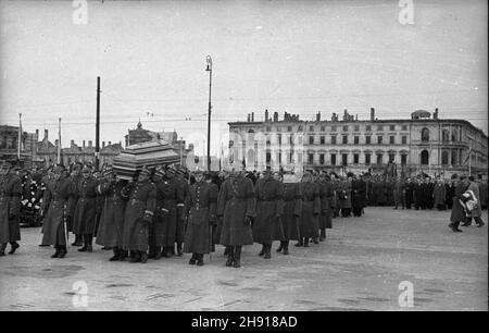 Warszawa, 1947-04-01. Pogrzeb genera³a Karola Œwierczewskiego pseudonim Walter. Œwierczewski urodzi³ siê w 1897 r. OD 1918 r. by³ w Armii Czerwonej, cz³onek Wszechzwi¹zkowej Komunistycznej Partii (bolszewików) [WKP(b)]. W latach 1936–38 walczy³ w hiszpañskiej wojnie domowej. OD 1944 r. w Armii Polskiej w ZSRR, w latach 1944–45 dowódca 2 Armii Wojska Polskiego. OD 1944 r. cz³onek Komitetu Centralnego Polskiej Partii Robotniczej (PPR). OD 1946 r. wiceminister obrony narodowej. Wspó³odpowiedzialny za represje wobec ¿o³nierzy Armii Krajowej (AK). Zgin¹³ w 1947 r. pod Baligrodem w zasadzce zorganis Stockfoto