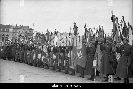 Warszawa, 1947-04-01. Pogrzeb genera³a Karola Œwierczewskiego pseudonim Walter. Œwierczewski urodzi³ siê w 1897 r. OD 1918 r. by³ w Armii Czerwonej, cz³onek Wszechzwi¹zkowej Komunistycznej Partii (bolszewików) [WKP(b)]. W latach 1936–38 walczy³ w hiszpañskiej wojnie domowej. OD 1944 r. w Armii Polskiej w ZSRR, w latach 1944–45 dowódca 2 Armii Wojska Polskiego. OD 1944 r. cz³onek Komitetu Centralnego Polskiej Partii Robotniczej (PPR). OD 1946 r. wiceminister obrony narodowej. Wspó³odpowiedzialny za represje wobec ¿o³nierzy Armii Krajowej (AK). Zgin¹³ w 1947 r. pod Baligrodem w zasadzce zorganis Stockfoto