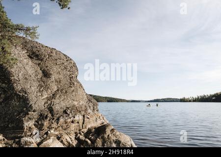 Paar Kajakfahren auf dem See gegen den Himmel während des Urlaubs Stockfoto