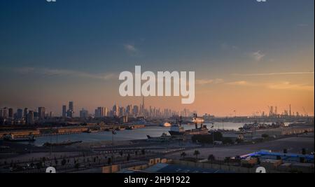 Gesamtansicht des Port Rashid in Dubai mit dem Burj Khalifa in der Ferne, Dubai, Vereinigte Arabische Emirate. Bilddatum: Freitag, 26. November 2021. Bildnachweis sollte lauten: Anthony Devlin Stockfoto