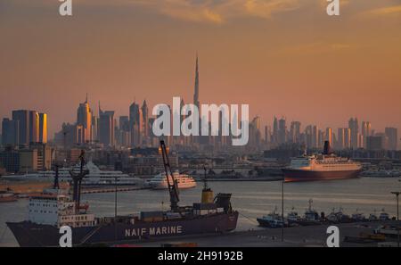 Gesamtansicht des Port Rashid in Dubai mit dem Burj Khalifa in der Ferne, Dubai, Vereinigte Arabische Emirate. Bilddatum: Freitag, 26. November 2021. Bildnachweis sollte lauten: Anthony Devlin Stockfoto