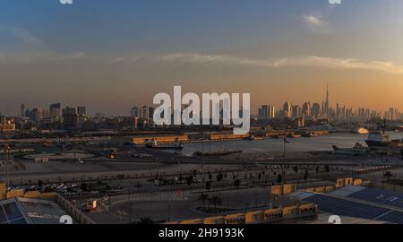 Gesamtansicht des Port Rashid in Dubai mit dem Burj Khalifa in der Ferne, Dubai, Vereinigte Arabische Emirate. Bilddatum: Freitag, 26. November 2021. Bildnachweis sollte lauten: Anthony Devlin Stockfoto