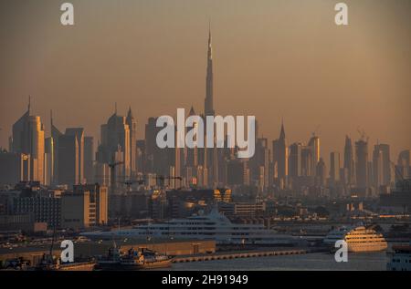 Gesamtansicht des Port Rashid in Dubai mit dem Burj Khalifa in der Ferne, Dubai, Vereinigte Arabische Emirate. Bilddatum: Freitag, 26. November 2021. Bildnachweis sollte lauten: Anthony Devlin Stockfoto