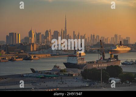 Gesamtansicht des Port Rashid in Dubai mit dem Burj Khalifa in der Ferne, Dubai, Vereinigte Arabische Emirate. Bilddatum: Freitag, 26. November 2021. Bildnachweis sollte lauten: Anthony Devlin Stockfoto