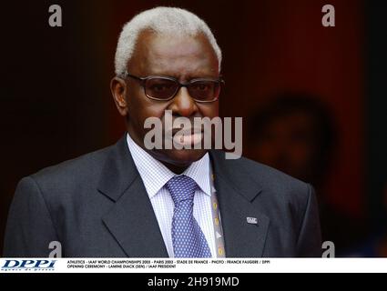 LEICHTATHLETIK - IAAF-WELTMEISTERSCHAFTEN 2003 - PARIS 2003 - STADE DE FRANCE - FOTO : FRANCK FAUGERE / DPPI ERÖFFNUNGSZEREMONIE - LAMINE DIACK (SEN) / IAAF-PRÄSIDENTIN Stockfoto