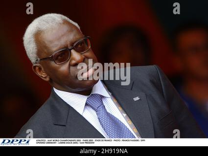 LEICHTATHLETIK - IAAF-WELTMEISTERSCHAFTEN 2003 - PARIS 2003 - STADE DE FRANCE - FOTO : FRANCK FAUGERE / DPPI ERÖFFNUNGSZEREMONIE - LAMINE DIACK (SEN) / IAAF-PRÄSIDENTIN Stockfoto