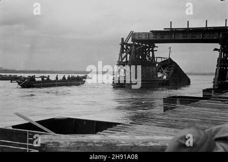 Warszawa, 1947-04. Saperzy z i Warszawskiego Pu³ku Pontonowego buduj¹ prowizoryczny most niskowodny na Wiœle. NZ. przês³o zerwanego przez krê mostu wysokowodnego, z lewej saperzy w ³odzi. wb PAP Dok³adny dzieñ wydarzenia nieustalony. Warschau, April 1947. Die Sapper des Warschauer Pontoon-Regiments von 1st bauen eine provisorische Niedrigwasserbrücke an der Weichsel. Im Bild: Eine Säule der Hochwasserbrücke, die durch Eisschollen und Wasser zerstört wurde. Auf der linken Seite sappers in einem Boot. wb PAP Stockfoto