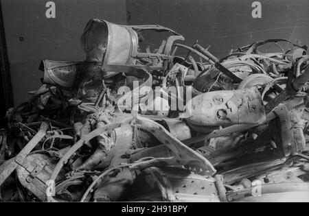 Oœwiêcim, 1947-04. Obóz konzentracyjny Auschwitz - Birkenau. NZ. Protezy pozostawione przez wiêŸniów. kw PAP Dok³adny dzieñ wydarzenia nieustalony. Oswiecim, April 1947. Das Todeslager Auschwitz-Birkenau. Im Bild: Prothesen von Lagerinsassen. kw PAP Stockfoto