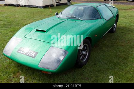 Drei Viertel Vorderansicht eines grünen, 1971, Piper P2, auf dem Display bei der Silverstone Classic 2021 Stockfoto