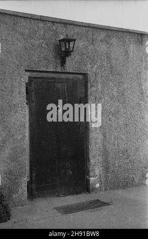 Oœwiêcim, 1947-04. Obóz konzentracyjny Auschwitz - Birkenau. NZ. wejœcie do obozowej celi. kw PAP Dok³adny dzieñ wydarzenia nieustalony. Oswiecim, April 1947. Das Todeslager Auschwitz - Birkenau. Im Bild: Die Tür zu einer Lagerzelle. kw PAP Stockfoto