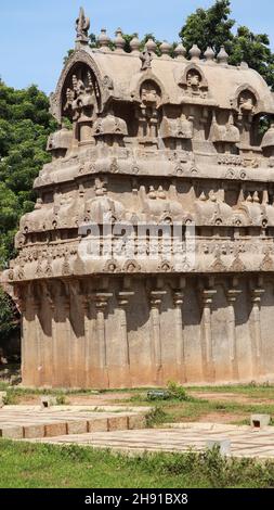 Tempel in Stein gemeißelt. Und es gibt viele Skulpturen darin. Im natürlichen Hintergrund gelegen. Stockfoto