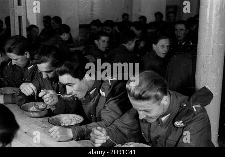 Stettin, 1947-04. Hufiec Przysposobienia Wojskowego przy Pañstwowych Zak³adach Motoryzacyjnych. NZ. posi³ek junaków po zakoñczeniu æwiczeñ. kw PAP Dok³adny dzieñ wydarzenia nieustalony. Szczecin, April 1947. Eine militärische Ausbildung im staatlichen Automobilwerk. Bild: Eine Mahlzeit nach dem Training. kw PAP Stockfoto