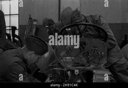 Stettin, 1947-04. Hufiec Przysposobienia Wojskowego przy Pañstwowych Zak³adach Motoryzacyjnych. NZ. Junacy podczas remontu ci¹gnika. kw PAP Dok³adny dzieñ wydarzenia nieustalony. Szczecin, April 1947. Eine militärische Ausbildung im staatlichen Automobilwerk. Bild: Jugendliche reparieren einen Traktor. kw PAP Stockfoto