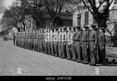 Stettin, 1947-04. Hufiec Przysposobienia Wojskowego przy Pañstwowych Zak³adach Motoryzacyjnych. NZ. przegl¹d oddzia³u junaków. kw PAP Dok³adny dzieñ wydarzenia nieustalony. Szczecin, April 1947. Eine militärische Ausbildung im staatlichen Automobilwerk. Im Bild: Eine Jugendtruppeninspektion. kw PAP Stockfoto