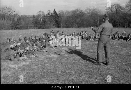 Stettin, 1947-04. Hufiec Przysposobienia Wojskowego przy Pañstwowych Zak³adach Motoryzacyjnych. NZ. wyk³ad podczas zajêæ terenowych. kw PAP Dok³adny dzieñ wydarzenia nieustalony. Szczecin, April 1947. Eine militärische Ausbildung im staatlichen Automobilwerk. Im Bild: Vortrag während des Feldpraktikens. kw PAP Stockfoto