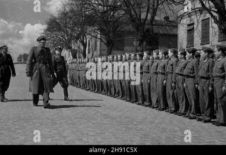 Stettin, 1947-04. Hufiec Przysposobienia Wojskowego przy Pañstwowych Zak³adach Motoryzacyjnych. NZ. przegl¹d oddzia³u junaków. kw PAP Dok³adny dzieñ wydarzenia nieustalony. Szczecin, April 1947. Eine militärische Ausbildung im staatlichen Automobilwerk. Im Bild: Eine Jugendtruppeninspektion. kw PAP Stockfoto