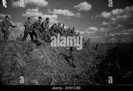 Stettin, 1947-04. Hufiec Przysposobienia Wojskowego przy Pañstwowych Zak³adach Motoryzacyjnych. NZ. Junacy podczas biegu terenowego. kw PAP Dok³adny dzieñ wydarzenia nieustalony. Szczecin, April 1947. Eine militärische Ausbildung im staatlichen Automobilwerk. Im Bild: Jugend-Langlauf-Rennen. kw PAP Stockfoto