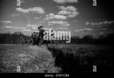 Stettin, 1947-04. Hufiec Przysposobienia Wojskowego przy Pañstwowych Zak³adach Motoryzacyjnych. NZ. Junacy podczas biegu terenowego. kw PAP Dok³adny dzieñ wydarzenia nieustalony. Szczecin, April 1947. Eine militärische Ausbildung im staatlichen Automobilwerk. Im Bild: Jugend-Langlauf-Rennen. kw PAP Stockfoto