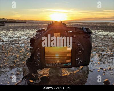 Ein Sonnenuntergang, der am Ende eines wunderschönen Novembertages in Whitstable, Kent, durch eine Kamera gesehen wird Stockfoto