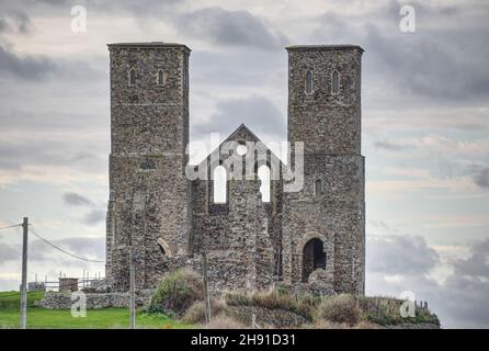 Die beiden Türme der Marienkirche in Reculver heben sich auf diesem Foto, das an einem windigen Novembertag aufgenommen wurde, deutlich von einem interessanten Himmel ab Stockfoto