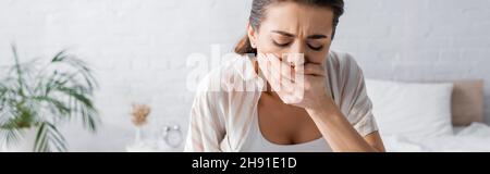 Junge, schwanger Frau, die Übelkeit und den Mund bedeckt, Banner Stockfoto