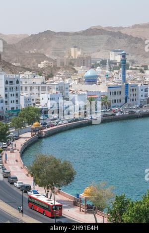 Maskat, Oman - 04.04.2018: Vertikale Aufnahme einer blauen Moschee in der Bucht der Altstadt von Maskat, Oman an einem heißen Tag. Blaue Moschee und Minarett, weiß Stockfoto