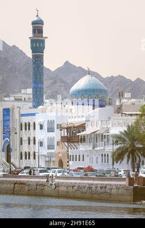 Maskat, Oman - 04.04.2018: Vertikale Aufnahme einer blauen Moschee in der Bucht der Altstadt von Maskat, Oman an einem heißen Tag. Blaue Moschee und Minarett, weiß Stockfoto