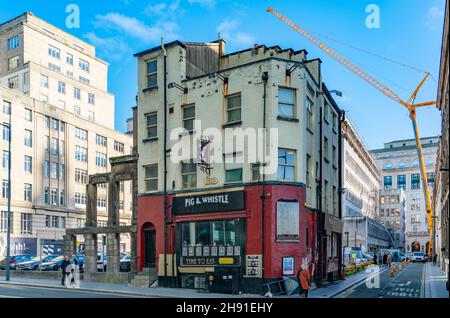 Der alte Pig and Whistle Pub steht isoliert an der Ecke Chapel St und Covent Garden, Liverpool. Aufnahme im Oktober 2021. Stockfoto