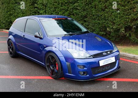 Drei Viertel Vorderansicht eines Blue, Ford Focus RS Mk1, auf dem Display des Silverstone Classic 2021 Stockfoto