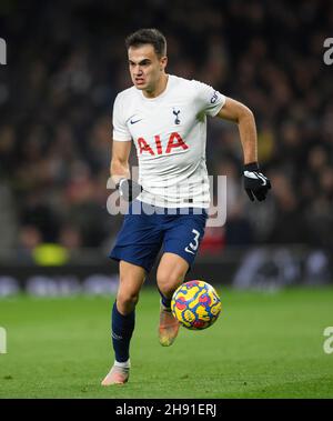 London, Großbritannien. 02nd Dez 2021. 02. Dezember - Tottenham Hotspur gegen Brentford - Premier League - Tottenham Hotspur Stadium Sergio Regulon während des Spiels im Tottenham Hotspur Stadium Bildnachweis: © Mark Pain / Alamy Live-Nachrichten Guthaben: Mark Pain/Alamy Live News Stockfoto