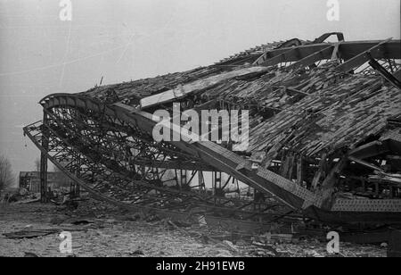 Warszawa, 1947-04-26. Zniszczenia wojenne na lotnisku cywilnym na Okêciu. wb PAP Warschau, 26. April 1947. Kriegsschaden am Okecie Zivilflughafen. wb PAP Stockfoto