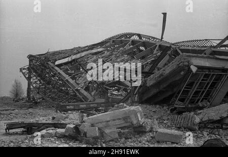 Warszawa, 1947-04-26. Zniszczenia wojenne na lotnisku cywilnym na Okêciu. NZ. Zburzony Hangar i zabudowania lotniska. wb PAP Warschau, 26. April 1947. Wiederaufbau des zivilen Flughafens von Okecie nach Kriegsschäden. Im Bild: Der beschädigte Hangar und Flughafengebäude. wb PAP Stockfoto