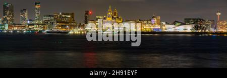 Liverpool Waterfront vom Woodside Ferry Terminal, Birkenhead. Aufnahme im Oktober 2021. Stockfoto