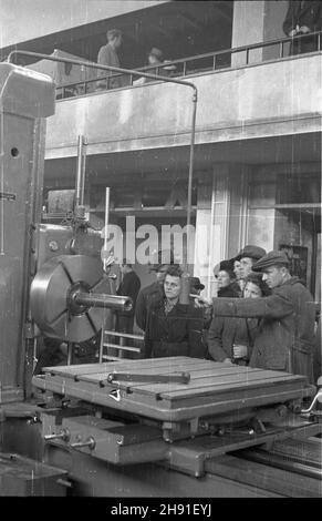 Poznañ, 1947-04-27. Pierwsze po wojnie Miêdzynarodowe Targi Poznañskie, otwarte 27 IV 1947. NZ. zwiedzaj¹cy na hali przedsiêbiorstw przemys³u metalowego. bb/ms PAP Posen, 27. April 1947. Eröffnung der ersten internationalen Messe nach dem Krieg in Posen. Im Bild: Besucher auf einer Metallurgieanzeige. bb/ms PAP Stockfoto