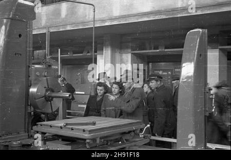 Poznañ, 1947-04-27. Pierwsze po wojnie Miêdzynarodowe Targi Poznañskie, otwarte 27 IV 1947. NZ. zwiedzaj¹cy na hali przedsiêbiorstw przemys³u metalowego. bb/ms PAP Posen, 27. April 1947. Eröffnung der ersten internationalen Messe nach dem Krieg in Posen. Im Bild: Besucher auf einer Metallurgieanzeige. bb/ms PAP Stockfoto