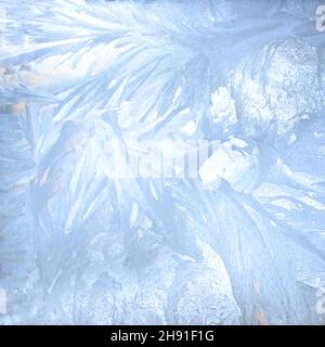 Malerische frostige Muster auf dem Winterfenster. Quadratischer abstrakter Hintergrund Stockfoto