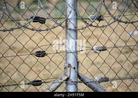Stacheldraht Stacheldraht in Pretoria Südafrika verwendet wie Stahl Fechten mit scharfen Kanten und Punkte verwendet eine Fläche von Unbefugten zu schützen gebaut Stockfoto