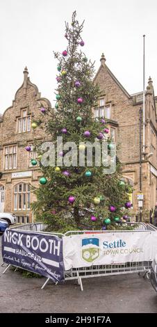 Weihnachtsbaum in Settle Market Place, Settle North Yorkshire, Yorkshire Dales National Park Stockfoto