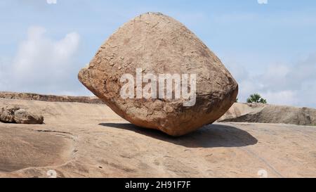 Großer Fels und blauer Himmel. Ein ausgeglichenes Gestein. Im natürlichen Hintergrund gelegen. Stockfoto