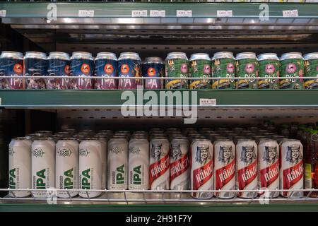 Budapest, Ungarn - 1. November 2021: Verschiedene Getränke an der Theke im Laden, IPA und Bier, illustrative Editorial. Stockfoto